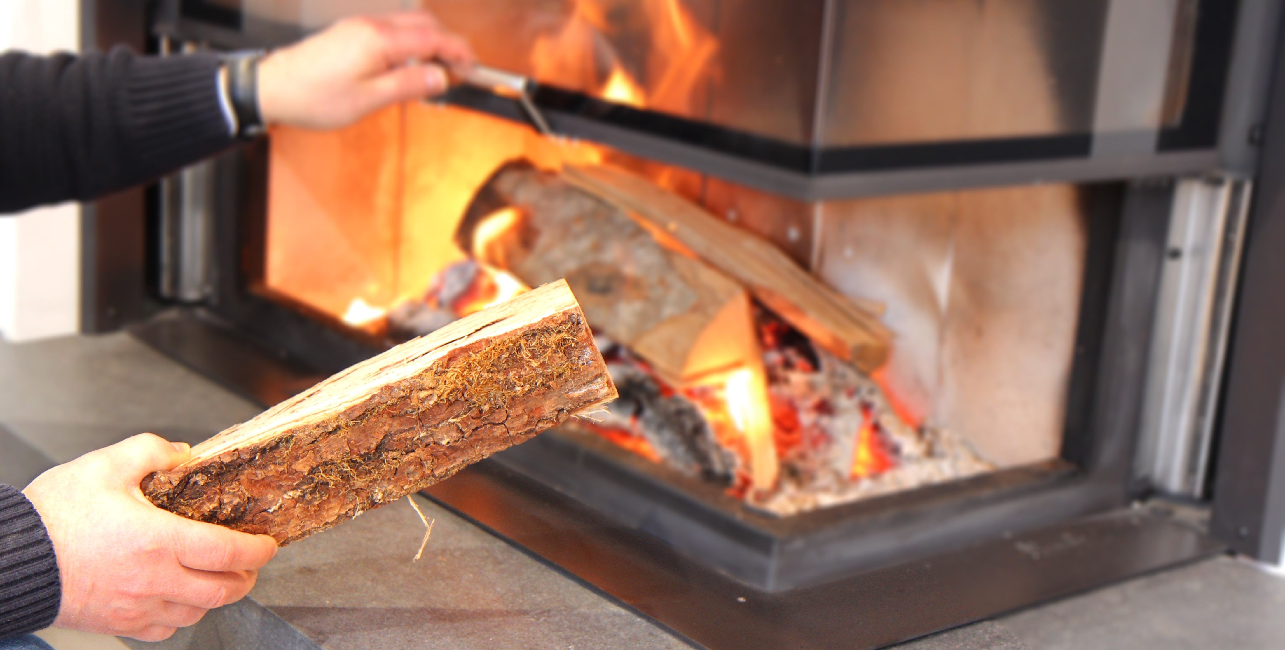 Bûche déposée dans un foyer